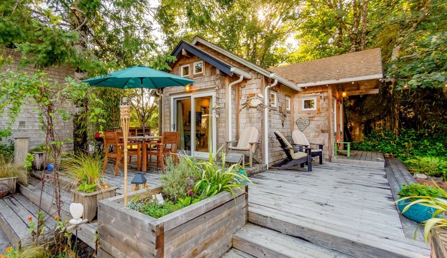 Lil Love Shack- Mid stay only. Adorable cottage, 1 1/2 blks to beach, Dogs ok