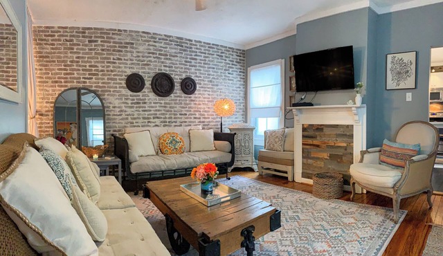 Lil' Ms. Clementine 2-bedroom home in Historic District with Golfcart option