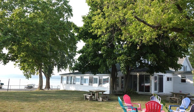 Lil's on the Lake - LARGE, CHARMING, AND PET-FRIENDLY COTTAGE ON CRYSTAL LAKE!