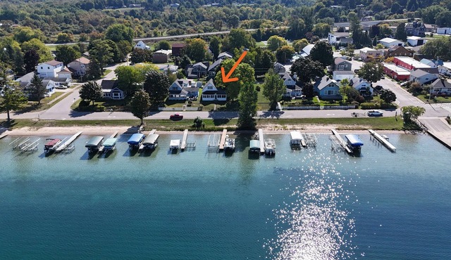 Lil's on the Lake - Vintage Cottage On Crystal Lake, Dog-Friendly, and Short Walk to Downtown Beulah!