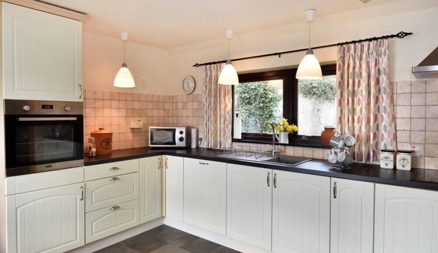 LILAC COTTAGE, family friendly, with a garden in Munlochy