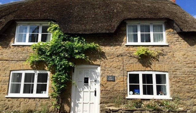 LILAC COTTAGE, pet friendly, with a garden in Burton Bradstock