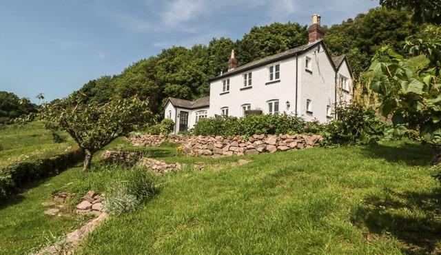 LILAC COTTAGE, pet friendly, with open fire in Great Malvern