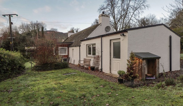 LILAC COTTAGE, pet friendly, with open fire in Strathpeffer