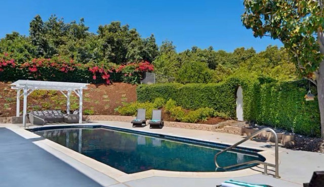 Lilac Country Villa on 20 Acre Avocado FARM Stay