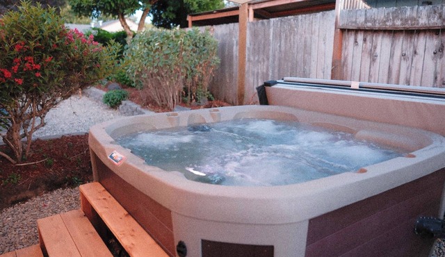 Lilac Home-Cozy home w/hot tub. Walking distance to Autzen, fine dining/shopping