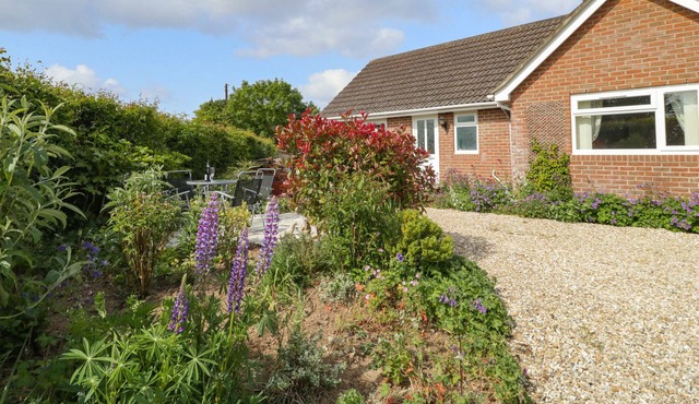 LILAC LEA, pet friendly, country holiday cottage in Bere Regis