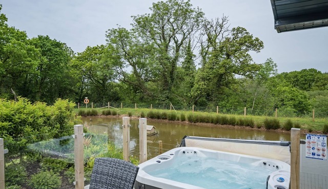 Lilac Lodge, 22 Roadford Lake Lodges - hot tub/pet friendly