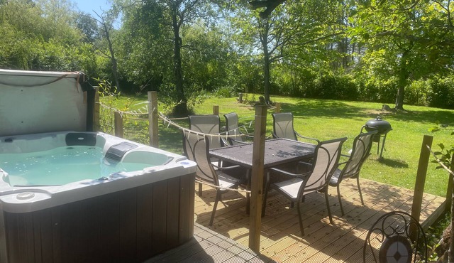 Lilac Lodge Retreat for 6, Set in One Acre of Land