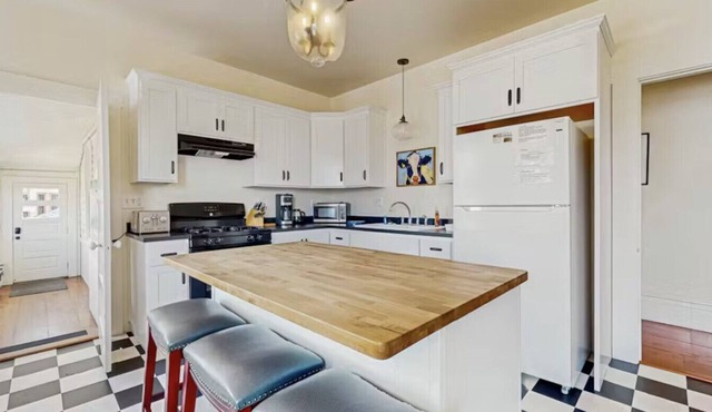 Lilac Victorian Upstairs-Water-View Retreat in the Heart of Old Town
