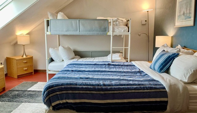 LilBear- AC, Pool, Sauna, Hot Tub, Near Resort