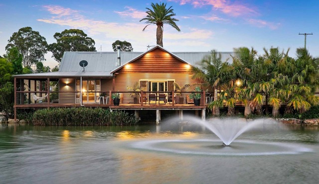 Lilies Lakeside Spa Villa - 2 Bedroom - Escape in style to Lilies luxury retreat