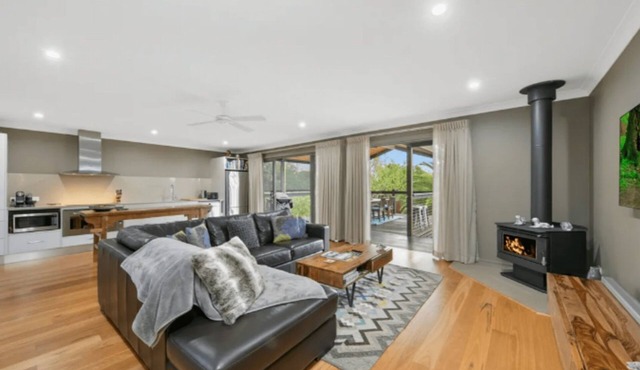 Lilies Luxury Pool Retreat Lakeside on Lovedale 5 star