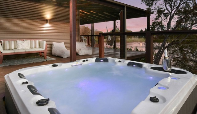 Lilies on Lovedale - Lakeside