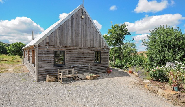 LILLEMOR, pet friendly, character holiday cottage in Whiddon Down