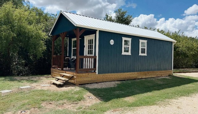 Lillie - Fully Furnished 2 Person Cottage for short or mid-term stays