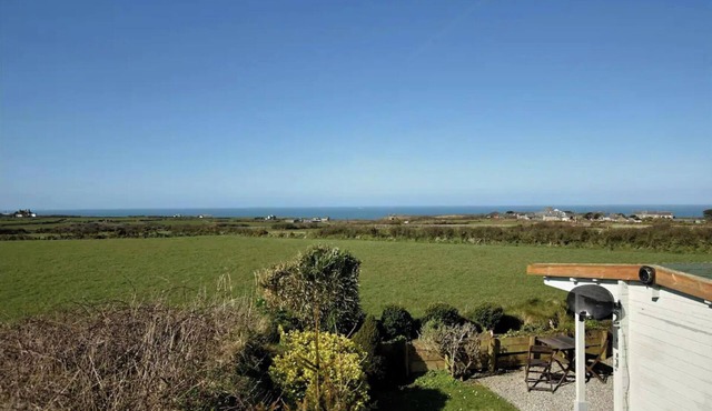 Lillie's Lookout - A Cool Cabin with Great Views and Walking Distance to Coast