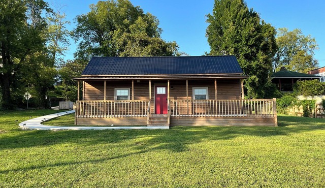 Lillie's Pad -Cozy 2-bedroom cabin- 20 miles from Natural Bridge in Beattyville.