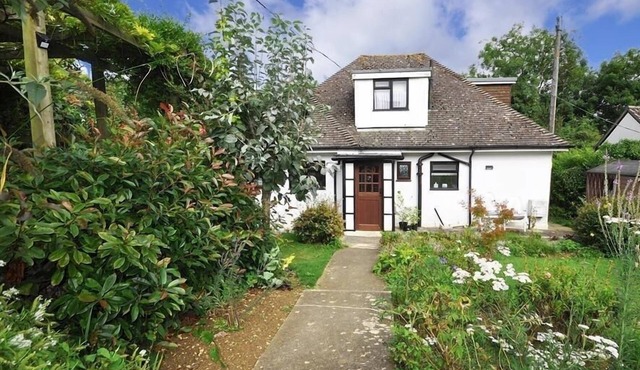 LILLIPUT, pet friendly, with a garden in Shipton Gorge