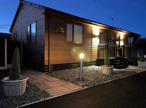 Lilly Cabin with Hot Tub