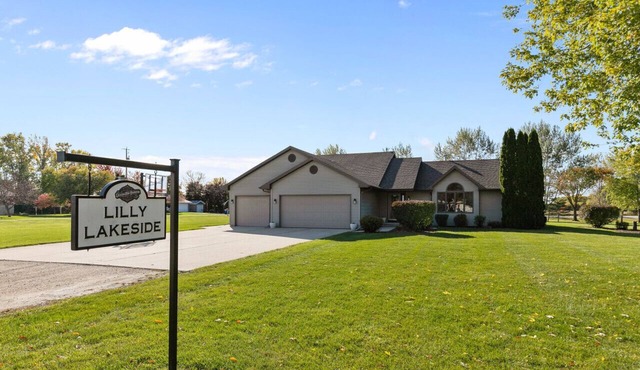 Lilly Lakeside Retreat Near Lake Winnebago – Cozy Fireplaces & Family Fun