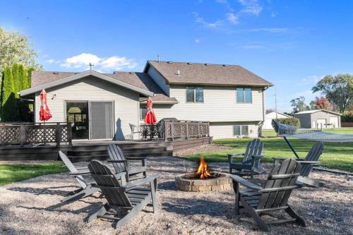 Lilly Lakeside Tri-Level Escape Near Lake Winnebago