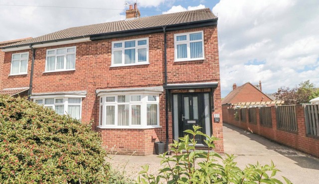 LILLY MAY COTTAGE, pet friendly, with a garden in Flamborough