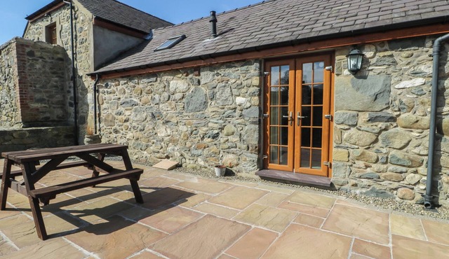 LILY COTTAGE, character holiday cottage, with a garden in Caeathro