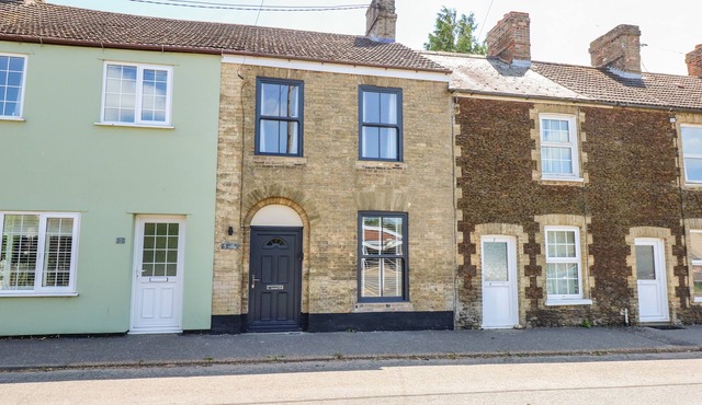 LILY COTTAGE, pet friendly, with a garden in Denver