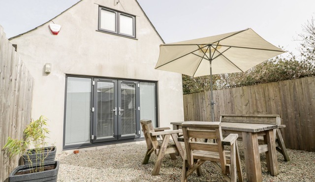 LILY COTTAGE, pet friendly, with a garden in Camelford