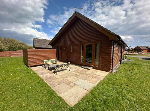 Lily Lodge-Tranquil-Hot Tub-Fishing-7m to beach