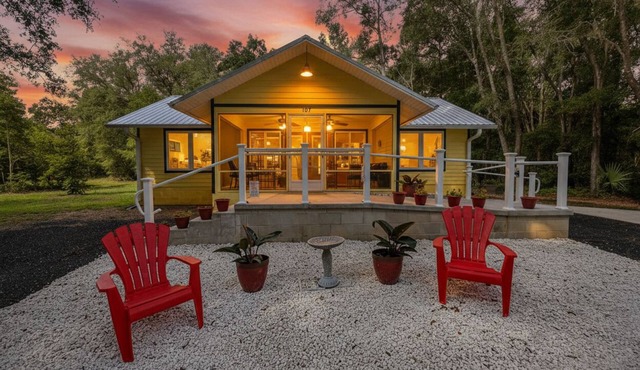 Lily Pad Lake Cottage-Spring has arrived! 2/2 ,King,Hot tub, Firepit,Boats,Fish