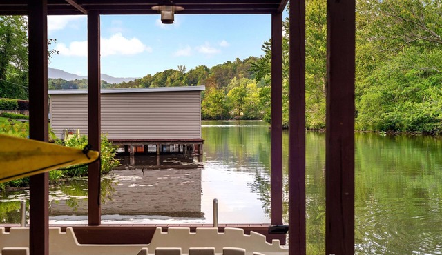 Lily Pad Lakehouse by Carolina Properties-Lake Lanier Lakefront, Fire Pit, Kayak
