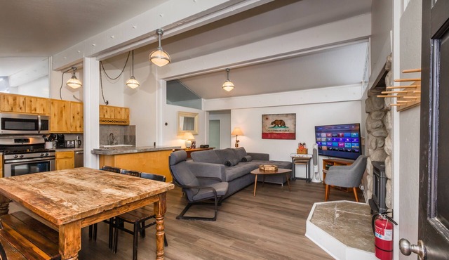Lily Pad Modern w/AC! + Games, Smart TV's & HOA Amenities (Gym/HotTub/Sauna/Pool)