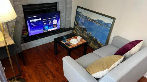 Lily room near golf and banff costco newly renovated queen size bed Single bathroom sofa TV