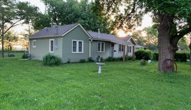 Lily's Cozy Cottage, a quiet corner to unwind, and 20 minutes to everything.