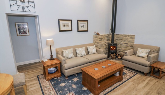 LILY STABLES, family friendly, with open fire in Bampton, Oxfordshire