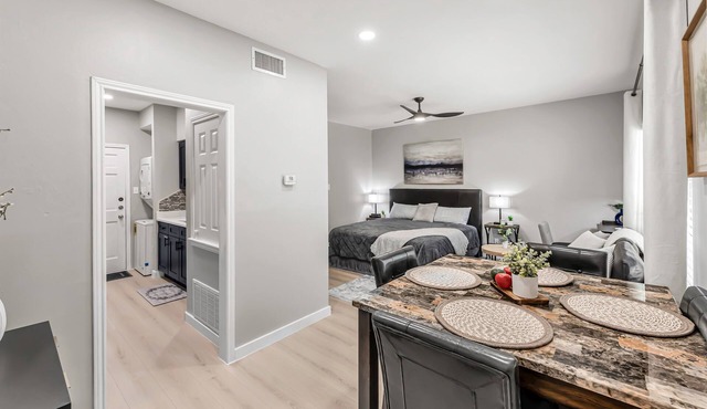 Lily: Studio Apt, 4 Minute Walk to Campus, Newly Remodeled