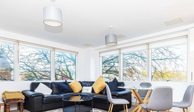 LILYPAD by BOURNECOAST: A Modern Holiday Apartment in Poole Town Centre -FM10693