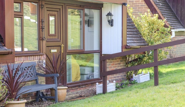 LILYROSE COTTAGE, pet friendly, with pool in Stone Cross