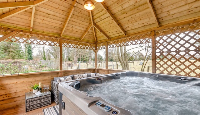 Lilywood - Four Bedroom House, Sleeps 10