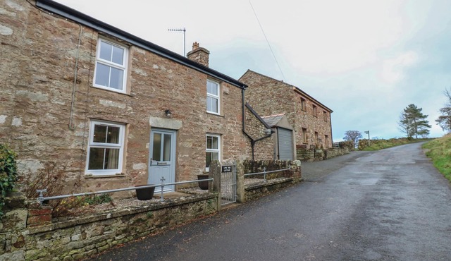 LIME TREE COTTAGE, pet friendly, with open fire in Kirkby Stephen