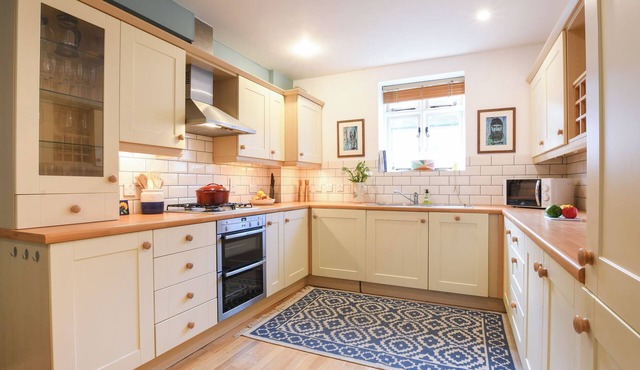 LIME TREE COTTAGE, BLYTHBURGH, pet friendly, with pool in Southwold