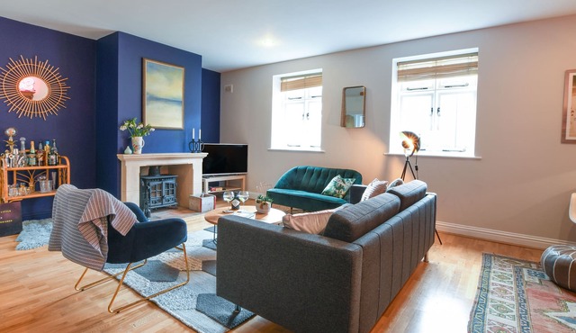 LIME TREE COTTAGE, pet friendly, with pool in Southwold