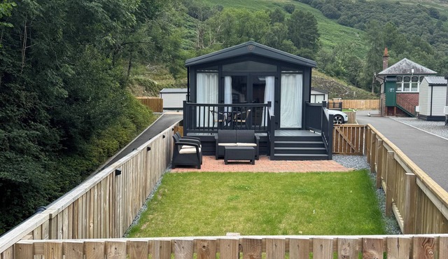LIME TREE LODGE, pet friendly, with a garden in St Fillans