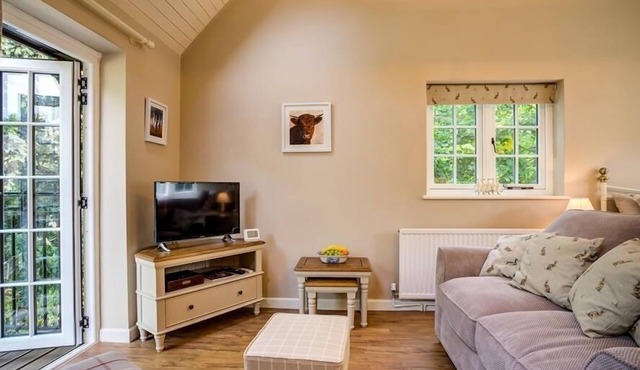 LIME TREE, romantic, character holiday cottage in Burford