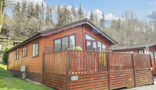 LIMEFITT LODGE, pet friendly, luxury holiday cottage in Windermere