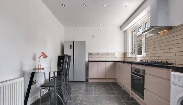 Limehouse: 4 Bedroom 3 Bathroom Townhouse with Private Garden