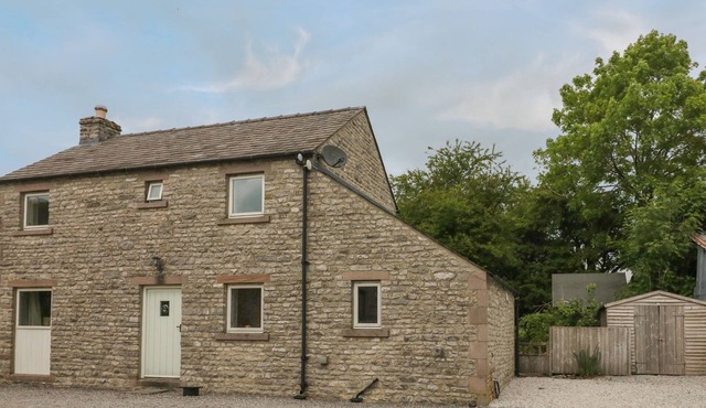LIMERS COTTAGE, family friendly, character holiday cottage in Longnor