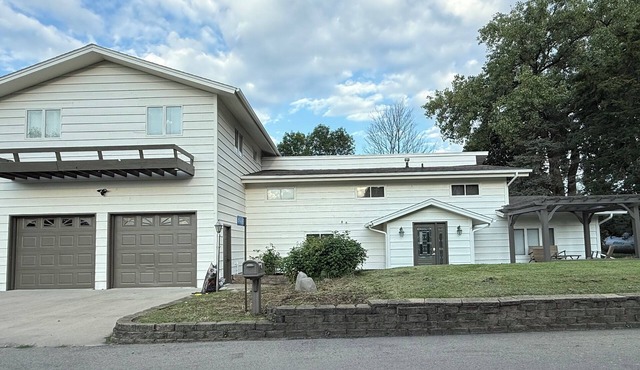 Limited summer dates Lakefront sandy beach, sunroom, sauna, game room, kayaks!